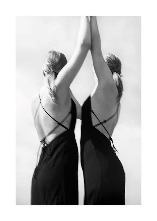  – Schwarz-weiß-Fotografie von zwei Frauen, die ihre Hände hochhalten