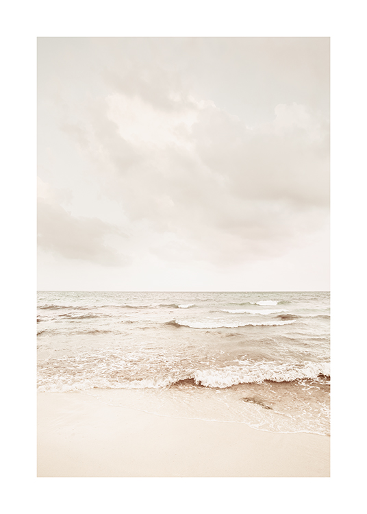  – Bild eines ruhigen Strands an einem bewölkten Tag