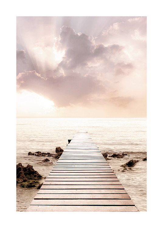  – Fotografie, die einen lila und rosa Himmel zeigt, im Vordergrund das Meer mit einem Steg