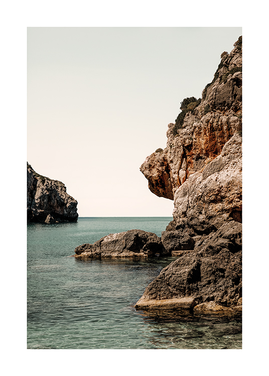  – Fotografie einer Felsformation, die auf das Meer hinausgehen