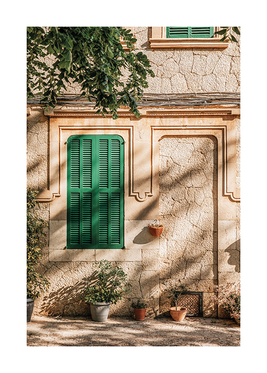  – Bild eines spanischen Gebäudes mit einem grünen Fenster