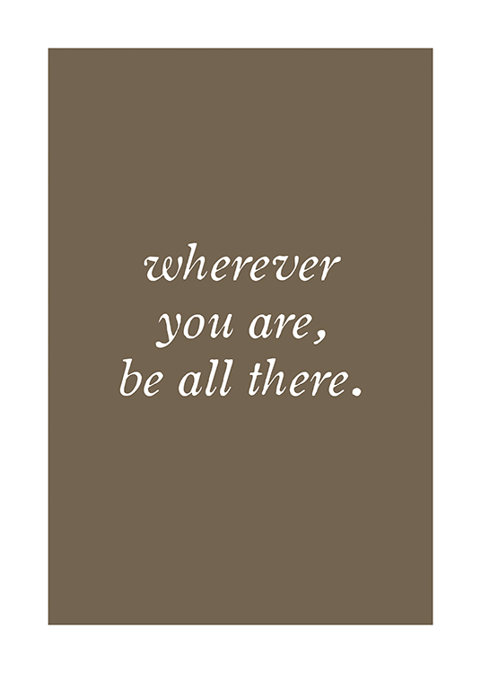  – Der Text „Wherever you are be all there.“ in Weiß vor einem grau-braunen Hintergrund