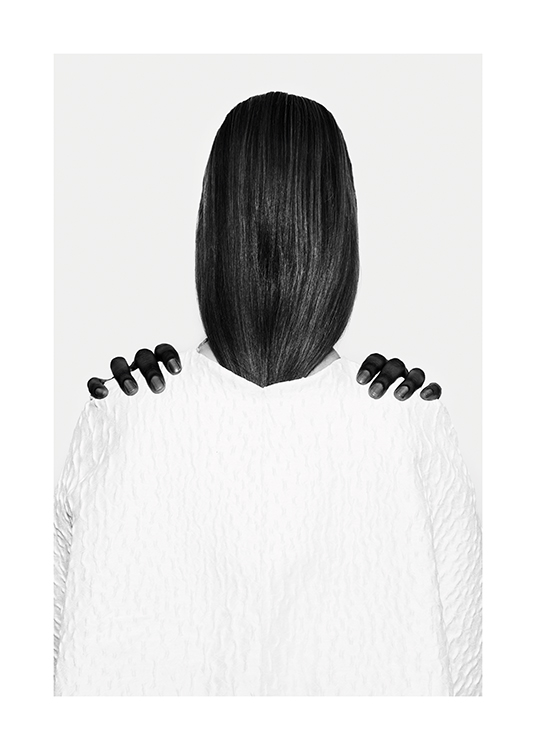  – Schwarz-Weiß-Fotografie einer Frau mit dunklen Händen auf den Schultern
