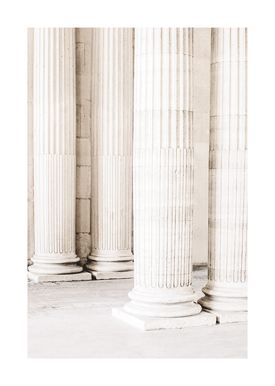  – Foto einer Gruppe von hellen, großen Säulen mit Schnitzereien