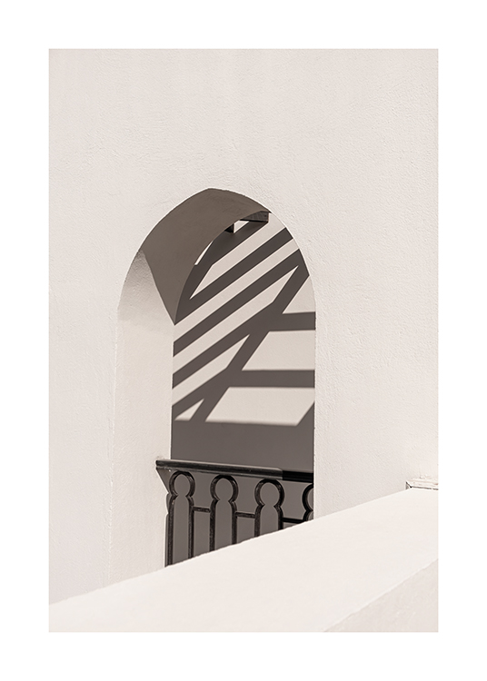  – Fotografie eines Torbogens in einem hellen Gebäude, mit Schatten und einem kleinen Geländer in der Öffnung