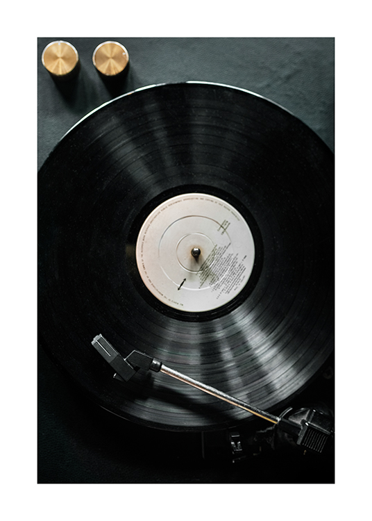  – Fotografie eines alten Plattenspielers mit einer Schallplatte