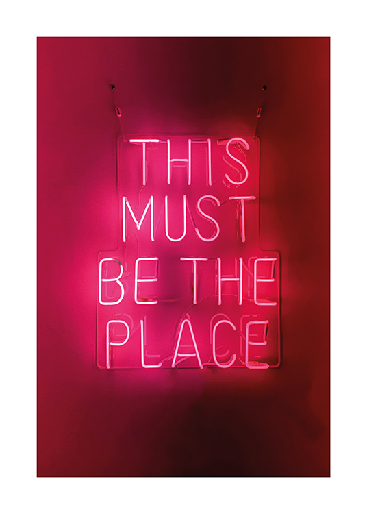  – Fotografie einer Leuchtreklame mit dem Text „This must be the place“ in dunklem Pink vor einem dunkleren Hintergrund