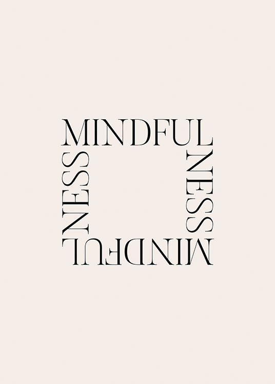  – Der Text „Mindfulness“ in schwarzen Buchstaben, geschrieben in Form eines Quadrats auf beigem Hintergrund