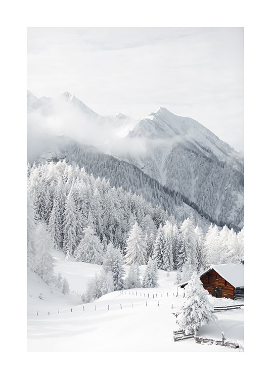 – Fotografie einer Hütte in verschneiter Landschaft mit Bäumen und Bergen im Hintergrund
