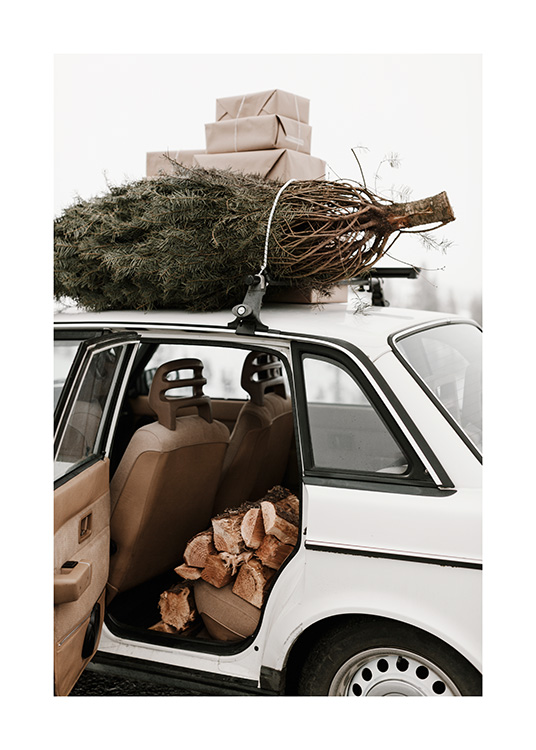– Fotografie eines weißen Auto-Klassikers mit Geschenken und Weihnachtsbaum auf dem Dach und Holzstämmen auf dem Sitz
