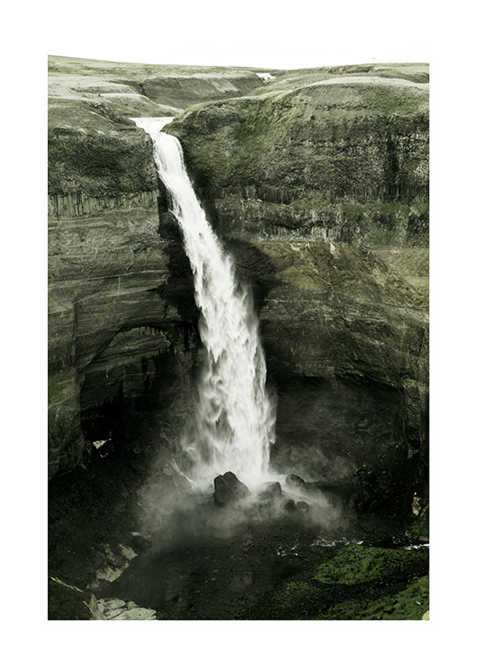  – Fotografie einer grünen Felslandschaft mit einem Wasserfall in der Bildmitte
