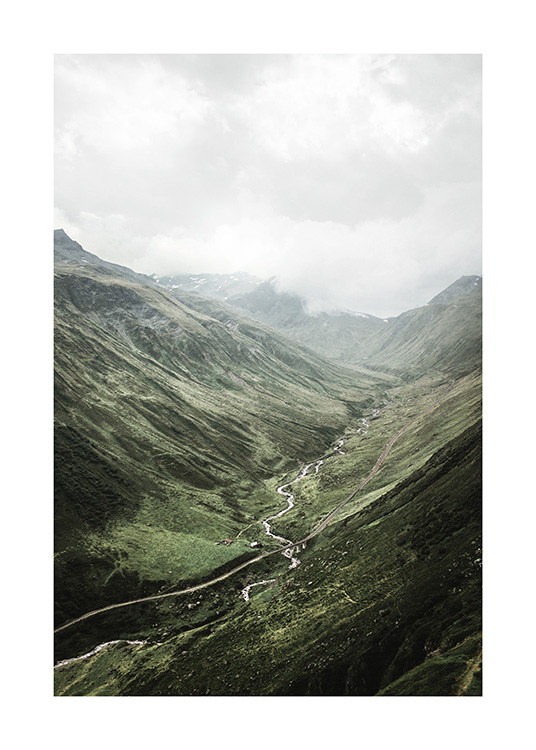  – Fotografie einer mit Grün überzogenen Berglandschaft, durch die sich in der Bildmitte ein Fluss schlängelt