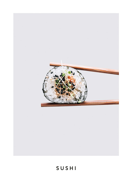  – Fotografie mit zwei Sushi-Stäbchen, die ein Stück Maki-Sushi vor grauem Hintergrund halten