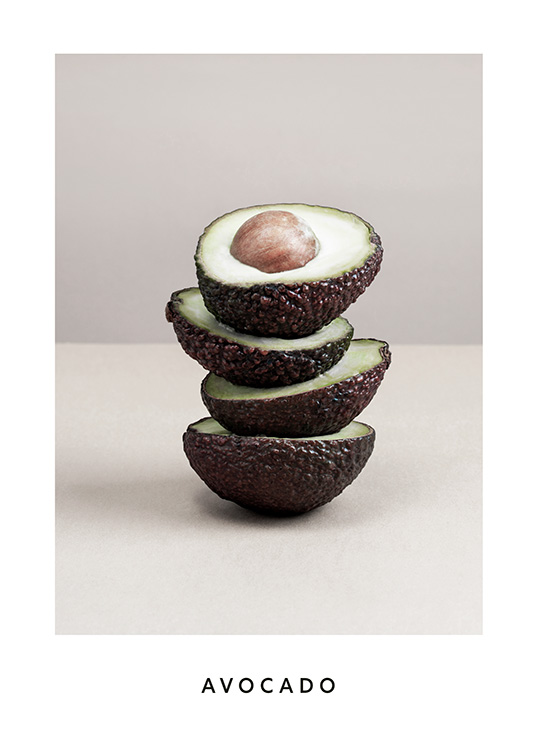  – Fotografie von Avocado-Hälften, die sich übereinander gestapelt vor grauem Hintergrund abheben