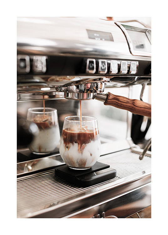  – Fotografie eines Eiskaffees, der aus einer Kaffeemaschine ins Glas läuft