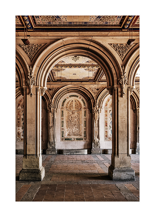  – Fotografie aus dem Inneren der Bethesda Arcade mit Bögen und Säulen und fein gearbeiteten Details