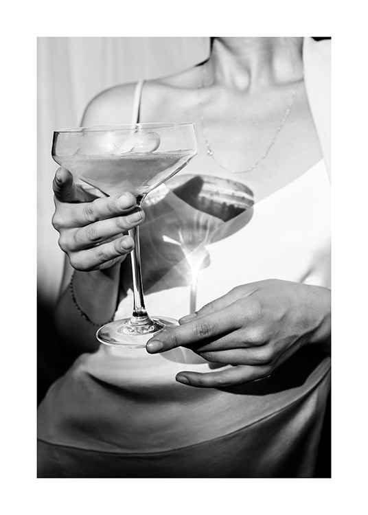  – Schwarz-Weiß-Fotografie einer Frau, die ein Glas Champagner hält