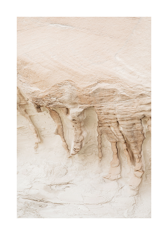 – Fotografie, die Steinformationen in einer Sand- und Felslandschaft zeigt