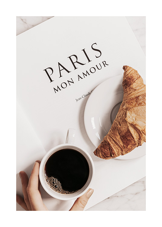 – Fotografie eines Croissants und einem Kaffee auf einem Blatt Papier