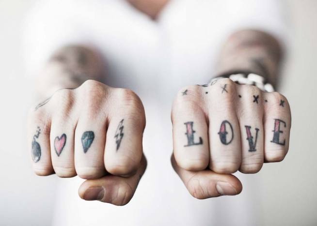  - Moderne Fotokunst mit einem Love Tattoo auf der Faust.