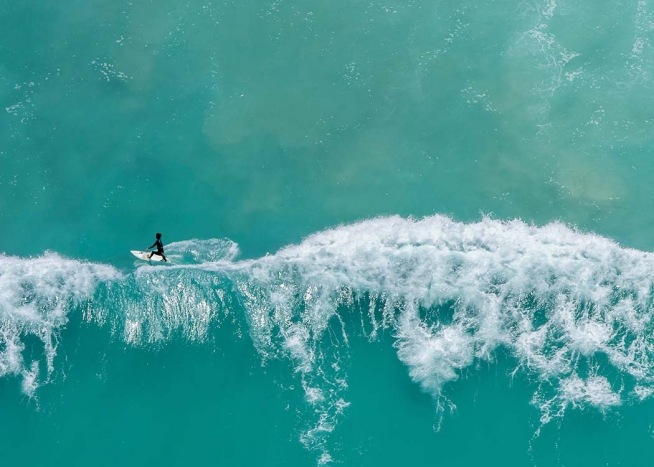  - Schönes Poster mit einer Aufnahme eines Surfers in türkisem Wasser aus der Luft