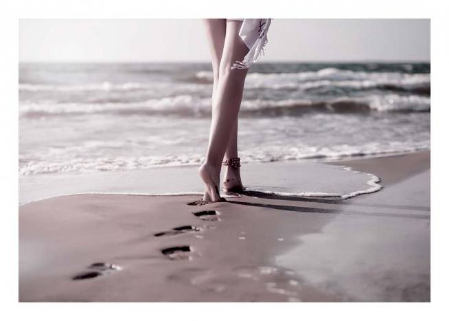  - Moderne Fotokunst mit Fußabdrücken am Sandstrand.