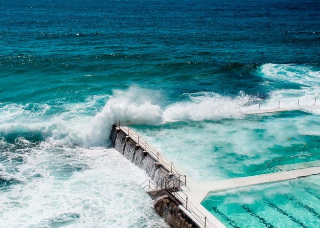  - Poster mit dem weltbekannten Pool am Bondi Beach und unglaublichen Farbtönen von türkis bis dunkelblau.