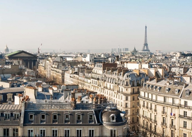  - Stilvolles Städteposter, das eine Aufnahme von Paris samt dem Eifelturm über den Dächern zeigt.