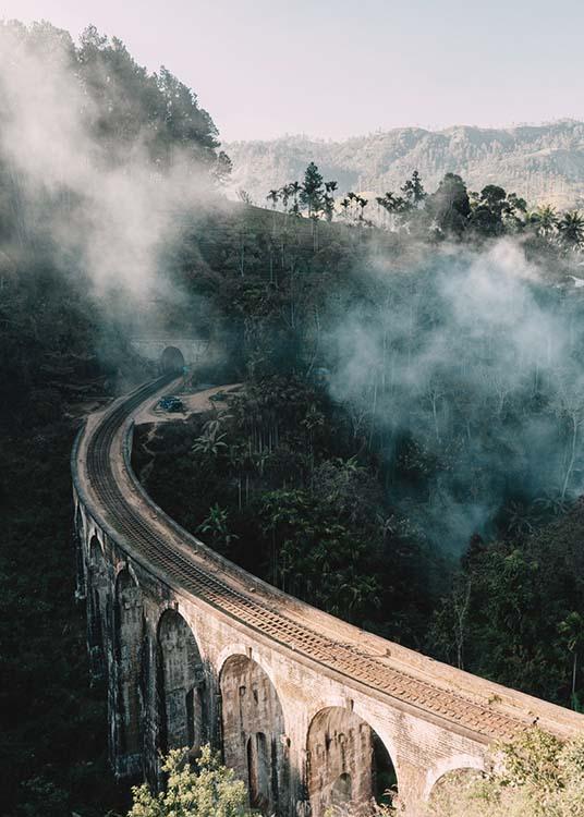  – Fotografie einer Brücke, die durch eine Landschaft mit Bäumen und Nebel führt