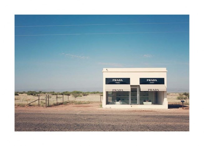  - Fotografie des nachgebauten Prada-Shops, einer Kunstinstallation in dem kleinen texanischen Ort Marfa in den USA