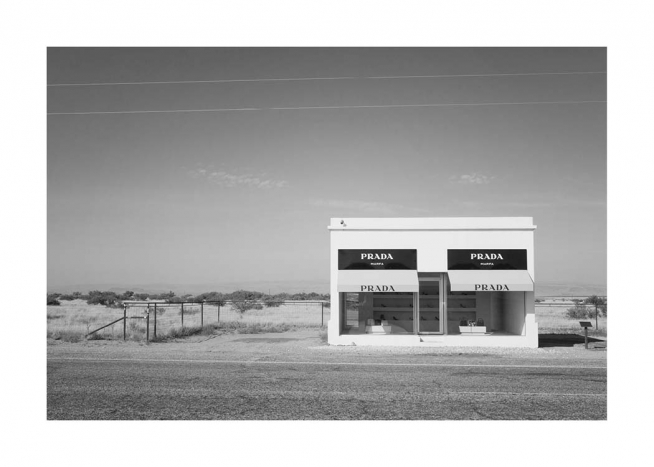  - Schwarz-weiß-Fotografie des nachgebauten Prada-Shops in Marfa in der texanischen Wüste