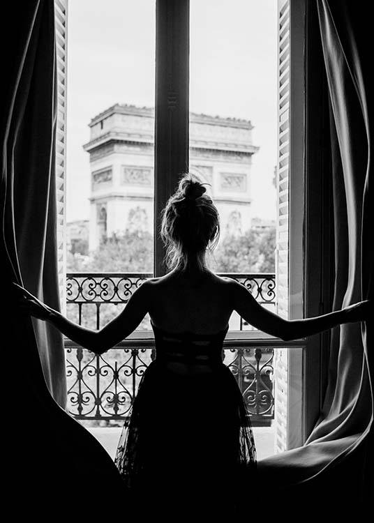  – Schwarz-weiß-Fotografie einer Frau, die in einem Fenster in Paris sitzt, im Hintergrund der Arc de Triomphe