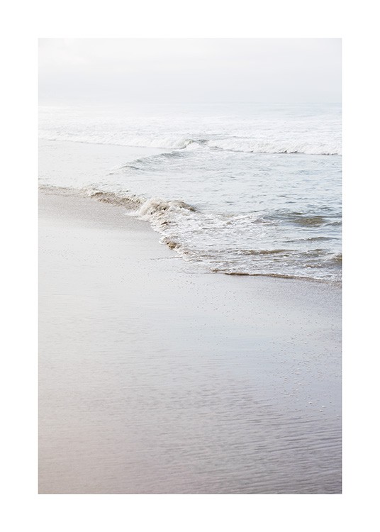  - Fotografie eines Strandes und einer ruhigen Küste mit einer kleinen Welle