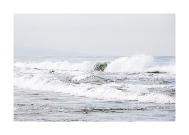  - Fotografie in Pastelltönen mit Meereswellen, die auf dem Strand aufschlagen