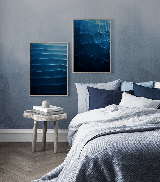 Blaues Schlafzimmer mit dunkelblauem Bilderpaar