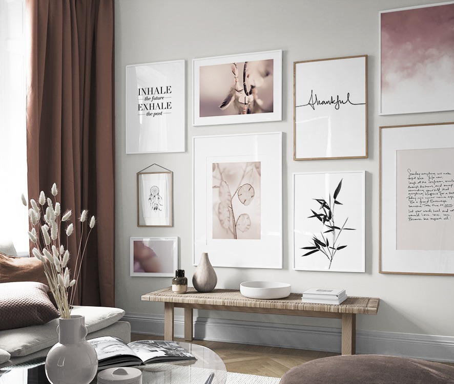 Inspiration für schöne Wohnzimmer Bilderwand mit Postern | Desenio Inspiration für schöne Wohnzimmer Bilderwand mit Postern | Desenio