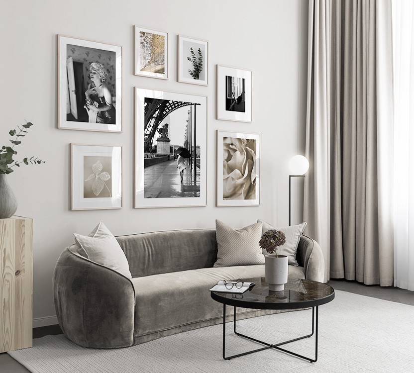 S/W-Fotos und Botanikmotive in Gold im Wohnzimmer