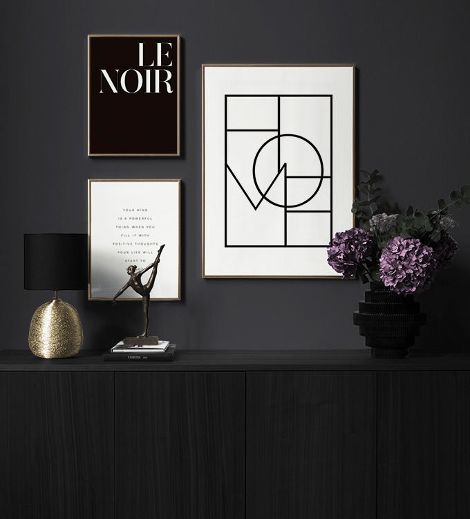 Minimalistische Bilderwand in Schwarz-weiß